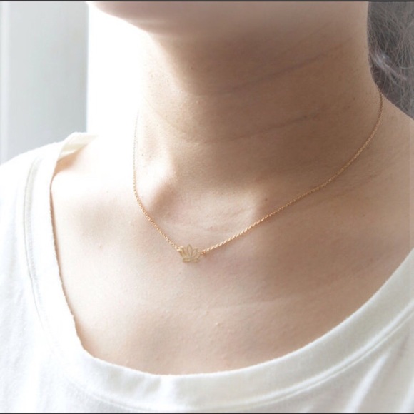 🧚🏻‍♂️Petite Lotus Flower Necklace - Picture 2 of 3